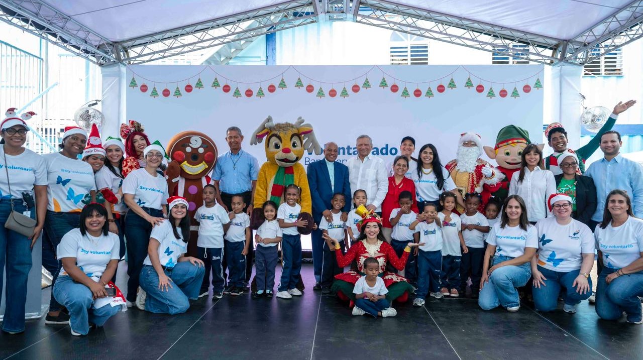 Voluntariado Banreservas lleva la Navidad a cientos de niños y ejecuta operativo ambiental en el Ozama