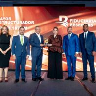 El doctor Leonardo Aguilera, presidente ejecutivo de Banreservas, recibe el premio que reconoce a la Fiduciaria Reservas como Mayor Estructurador en premios BVRD 2025. Desde la izquierda, Laura de Jansen, gerente de Operaciones de BVRD; Juan Mustafá, vicepresidente ejecutivo senior de Empresas Subsidiarias Banreservas; Elianne Vilchez, vicepresidente de Bolsa y Mercados de Valores de la República Dominicana; Andrés Vander Horst, vicepresidente ejecutivo de la Fiduciaria Reservas; y Juan Carlos Mañón, director financiero y de contabilidad.