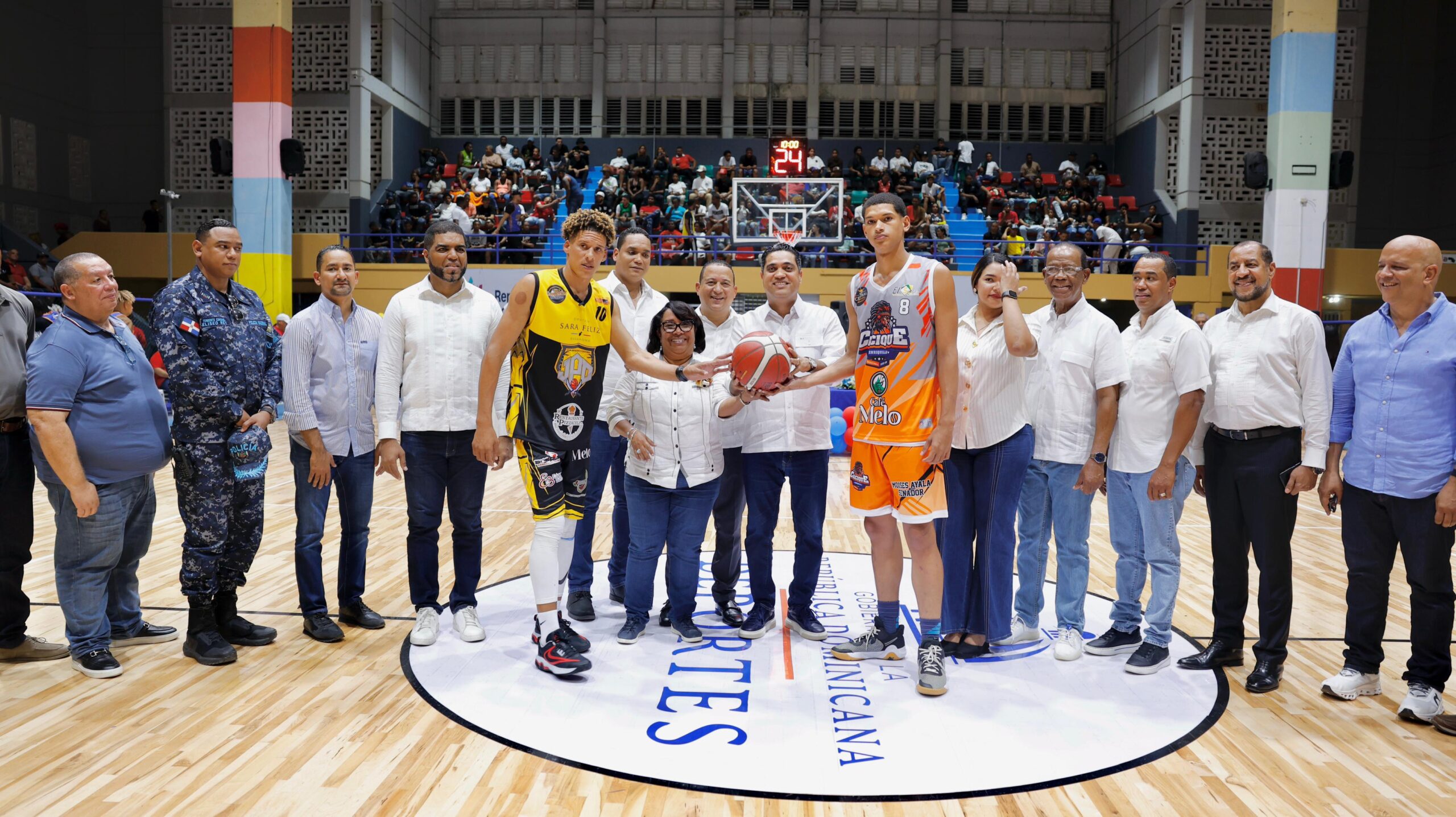 Ministro Kelvin Cruz remoza polideportivo y realiza aporte al TBS de Barahona