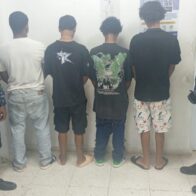 Policía detiene en flagrante delito a dos hombres y recupera motocicleta, celulares y otras pertenencias en Sabana Perdida, SDN