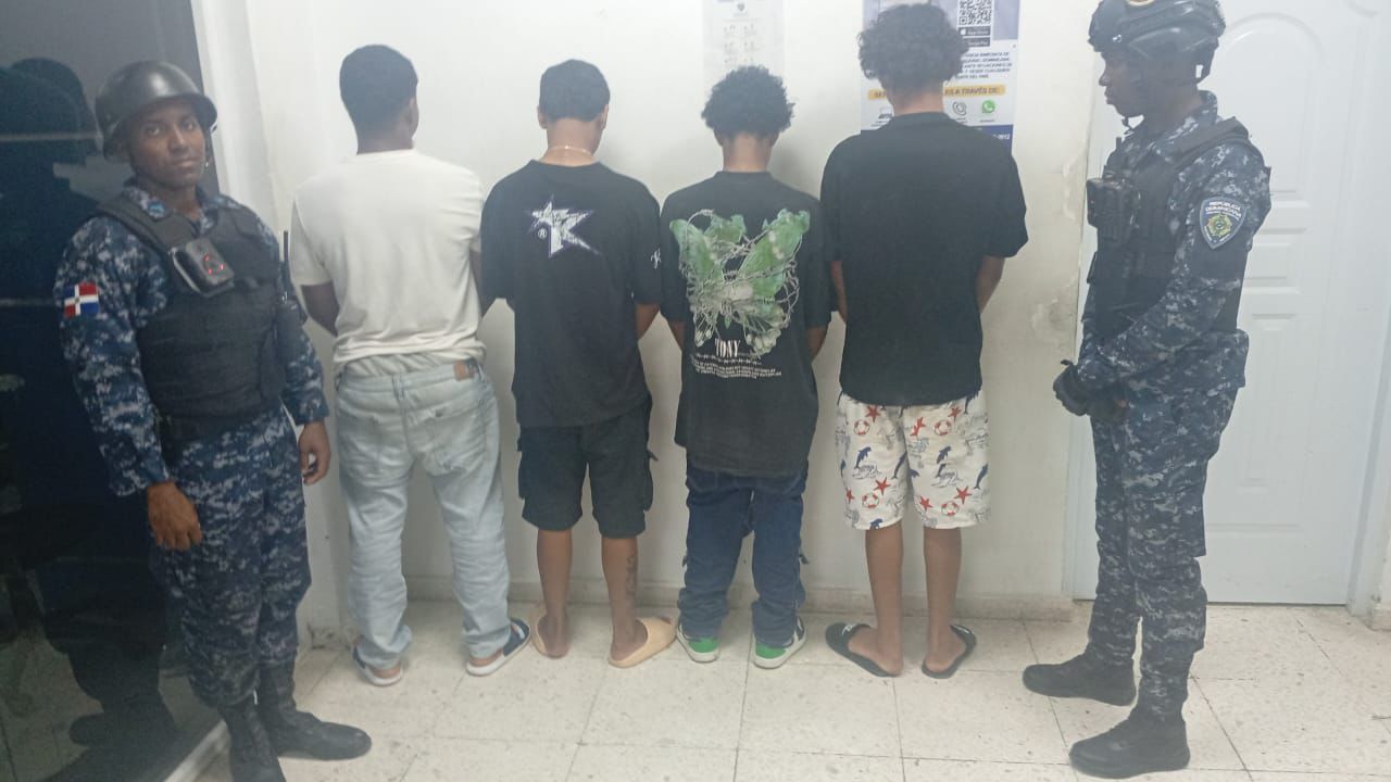 Policía detiene en flagrante delito a dos hombres y recupera motocicleta, celulares y otras pertenencias en Sabana Perdida, SDN