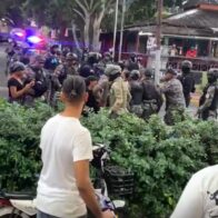 Marcha pacífica en El Limón Villa González termina con arrestos de cinco maestros por muerte de joven deportista