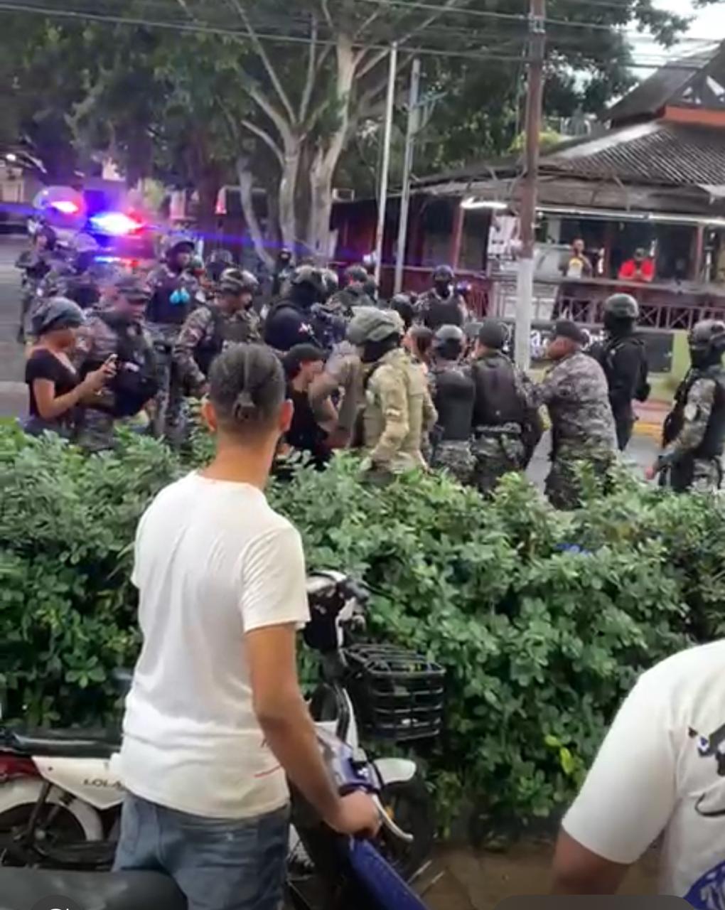 Marcha pacífica en El Limón Villa González termina con arrestos de cinco maestros por muerte de joven deportista