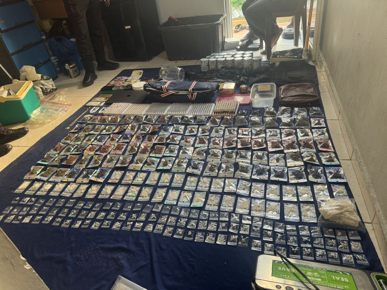 Ofensiva contra microtráfico en las terrenas; arrestan canadiense con cientos de gramos de distintas drogas