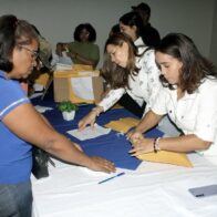 Gobernación de Azua entrega bonos navideños a juntas de vecinos