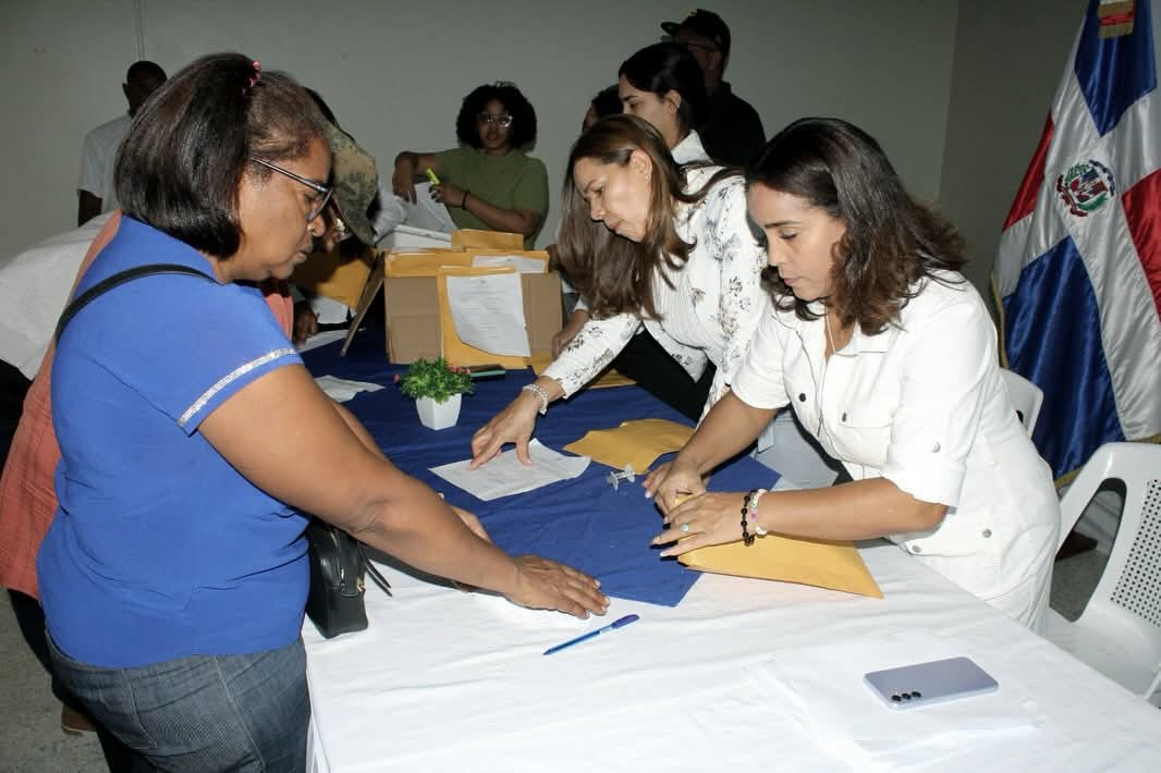 Gobernación de Azua entrega bonos navideños a juntas de vecinos