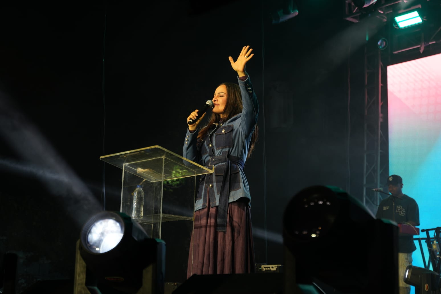 “Dios sanó y liberó” al público en concierto gratuito “Adoramos juntos en Navidad”, afirma Yesenia Then