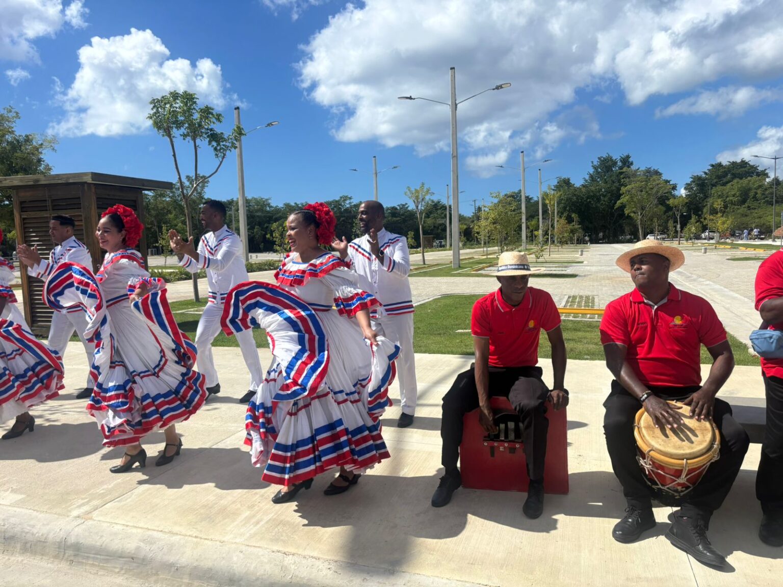 Con merengue típico dan inicio a la inauguración del parqueo de Bayahíbe