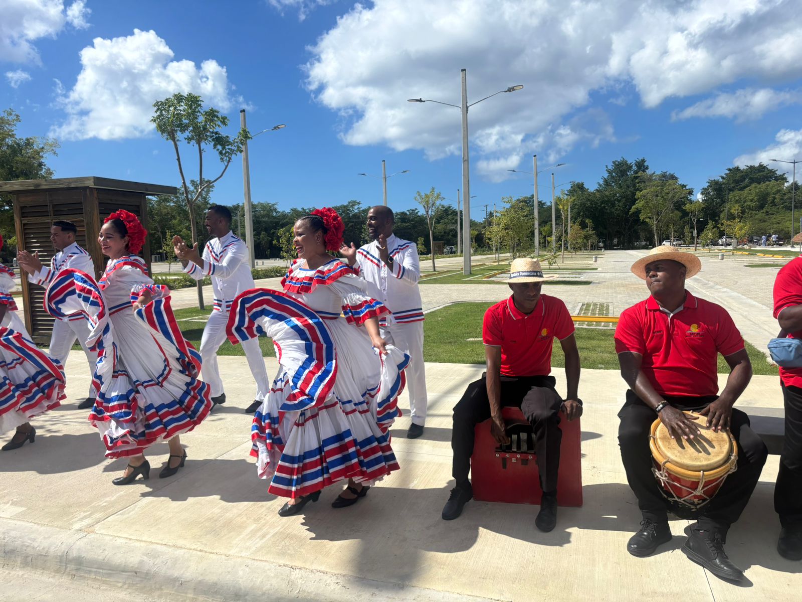 Con merengue típico dan inicio a la inauguración del parqueo de Bayahíbe