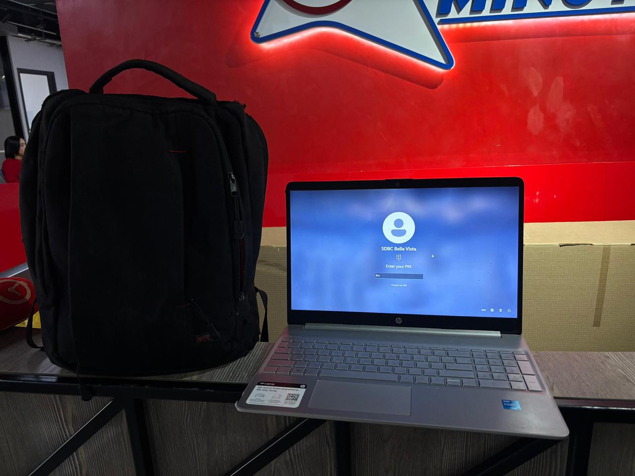 Delivery entrega a De Último Minuto mochila extraviada con laptop encontrada en la Núñez de Cáceres