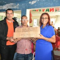 Gobernadora entrega bonos navideños a 49 juntas de vecinos de Samaná