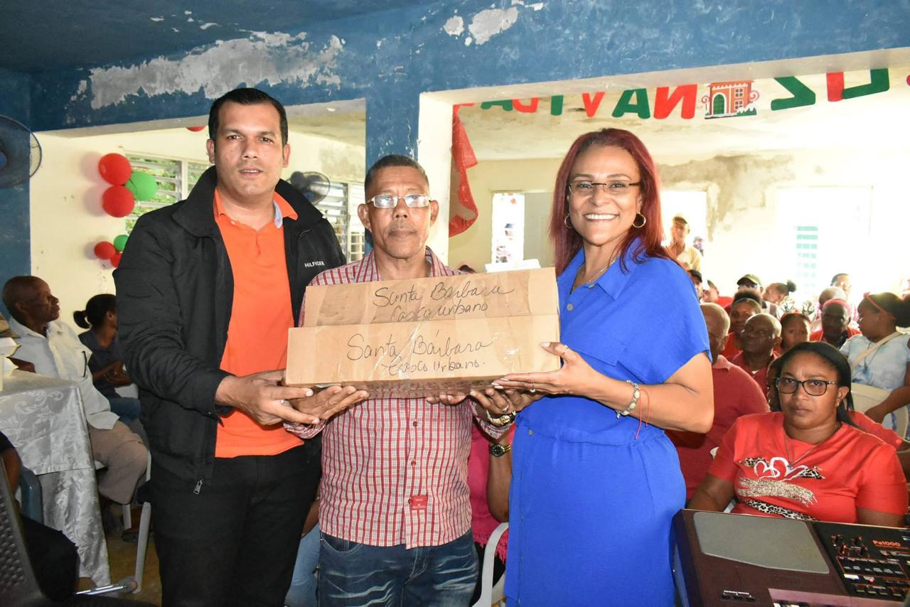 Gobernadora entrega bonos navideños a 49 juntas de vecinos de Samaná