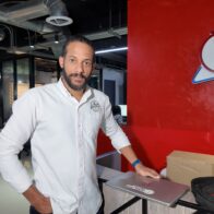 De Último Minuto entrega mochila extraviada a joven