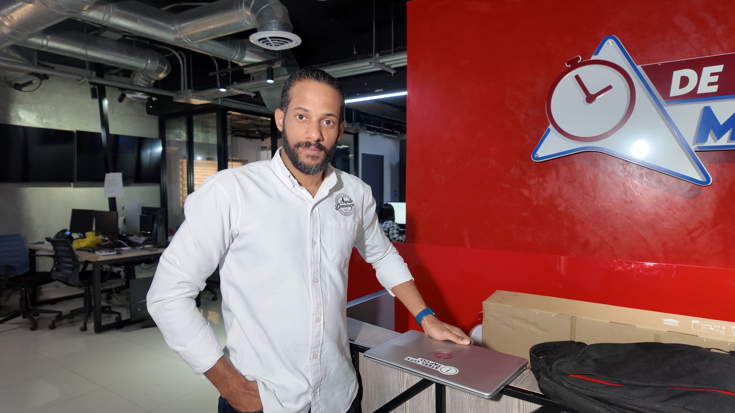 De Último Minuto entrega mochila extraviada a joven