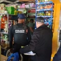 PN y MP ocupan cigarrillos ilegales, cargador y municiones para fusil durante allanamientos en Salcedo