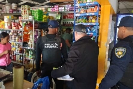 PN y MP ocupan cigarrillos ilegales, cargador y municiones para fusil durante allanamientos en Salcedo