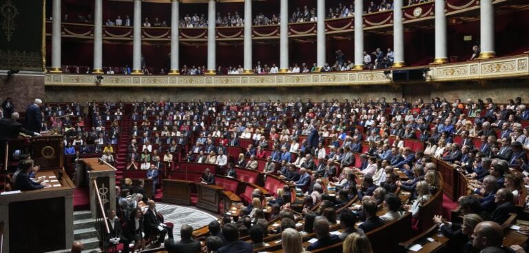 Francia aprueba una ley que rehabilita a los homosexuales y abortistas condenados