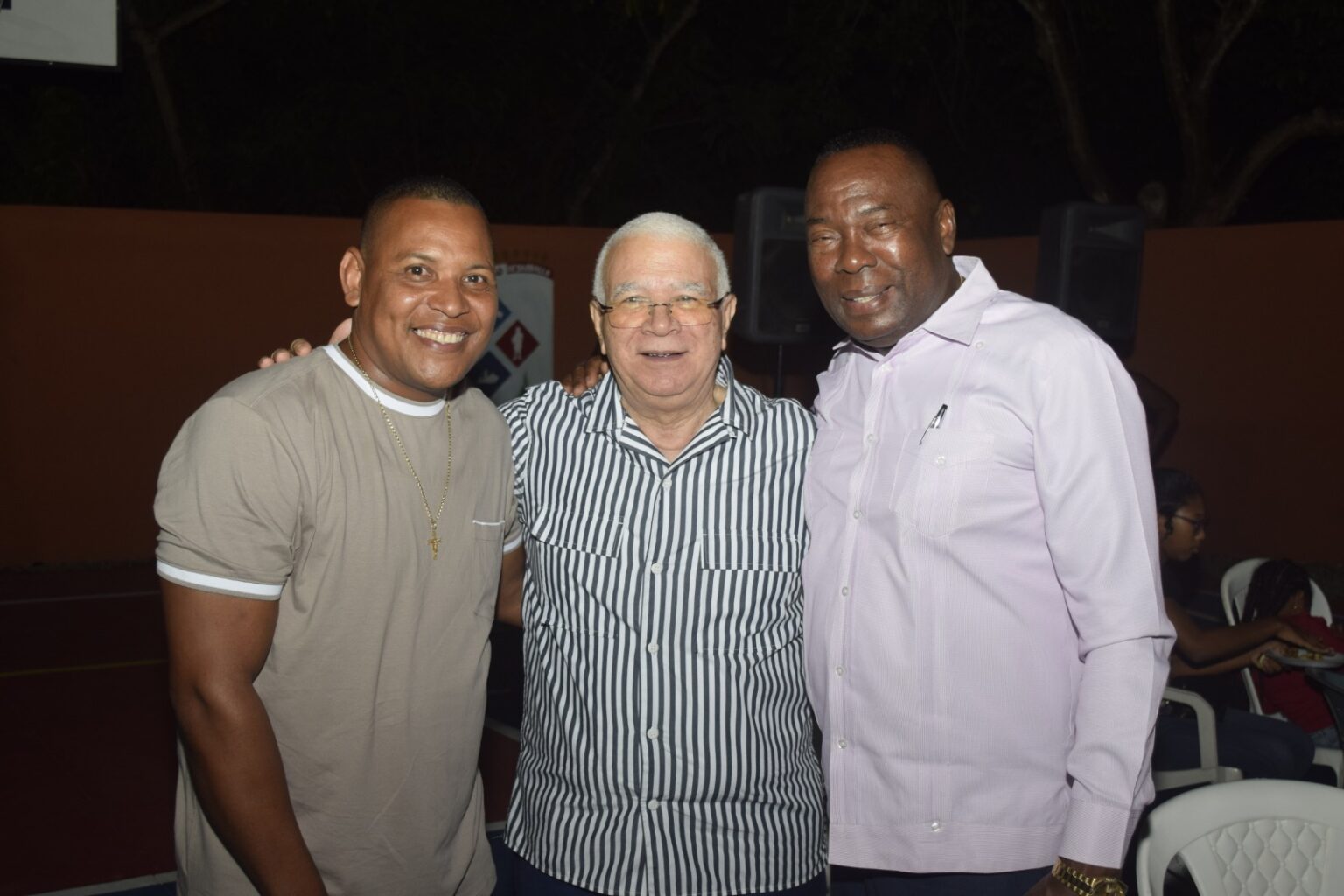 Regidor Leandro Polanco Medina lleva alegría y solidaridad a la comunidad de La Caleta con cena navideña