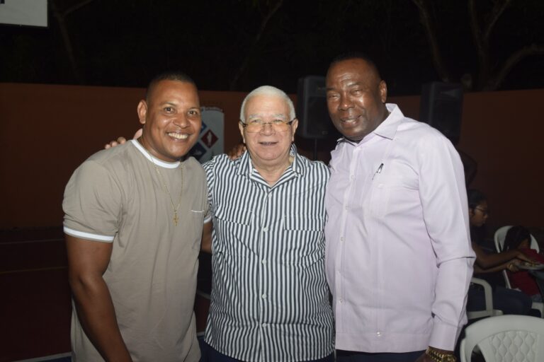 Regidor Leandro Polanco Medina lleva alegría y solidaridad a la comunidad de La Caleta con cena navideña