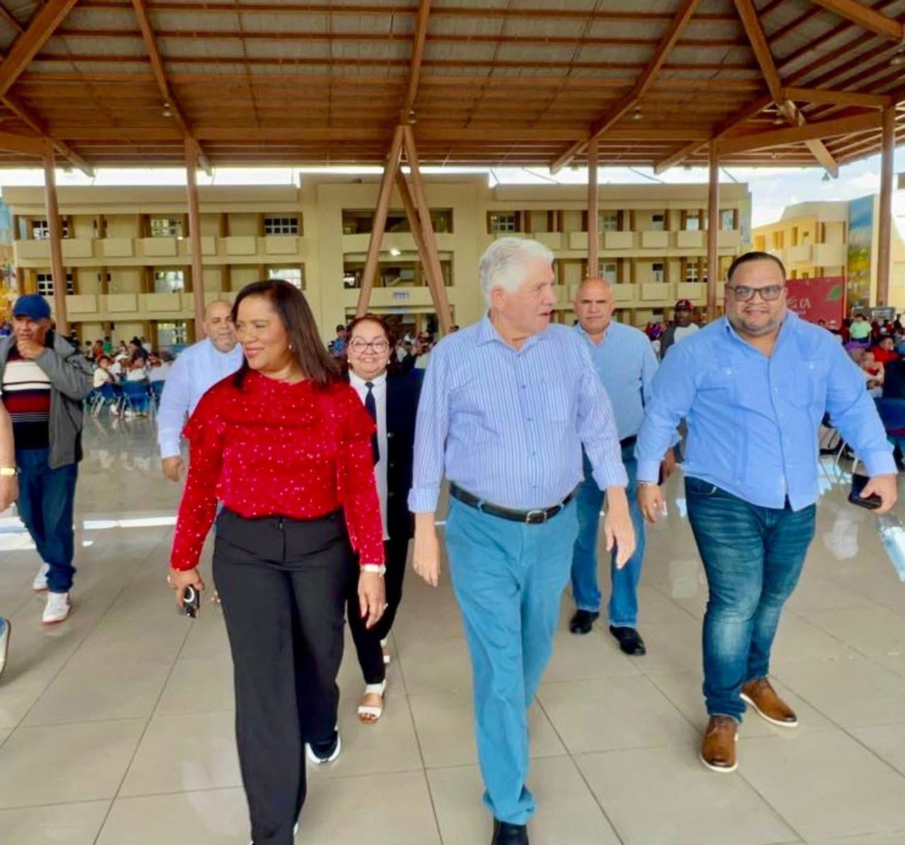 Eduardo Estrella comparte “Brisita Navideña” con comunitarios de Bonao