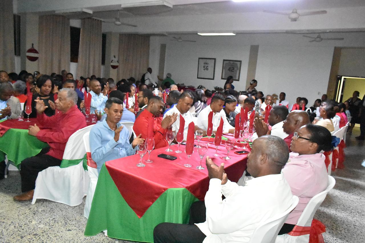 Alcalde Nelson Núñez encabeza almuerzo navideño con pastores evangélicos en Samaná