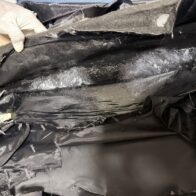 DETIENEN EN EL AILA MUJER CON DOS LÁMINAS DE PRESUNTA COCAÍNA CAMUFLADAS EN SU EQUIPAJE