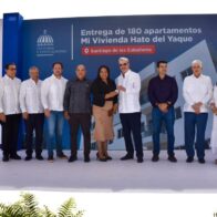 Presidente Abinader entrega 180 viviendas, inaugura escuela y hospital en Santiago