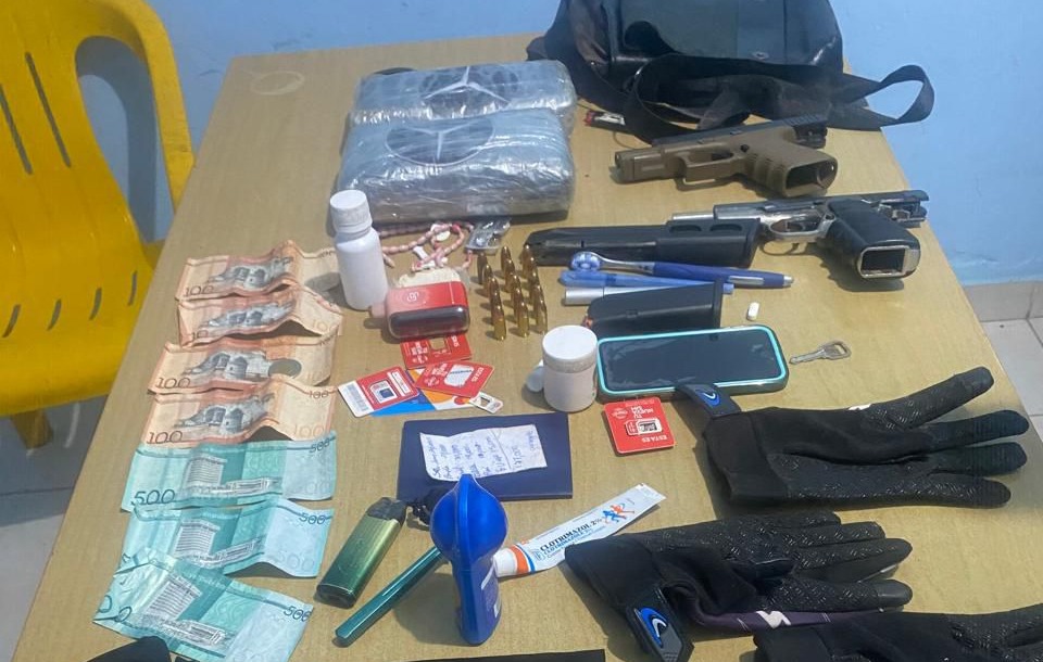 Policía Preventiva incauta drogas, armas ilegales y múltiples evidencias tras apresar dos sospechosos en Najayo