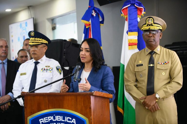 Ministra Faride Raful informa hallazgo de armas ilegales tras muerte de joven en intervención policial en Villa Consuelo