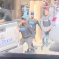 Bajo atmósfera tensa sale Randy Pujols de Tribunal; le vociferan "asesino"
