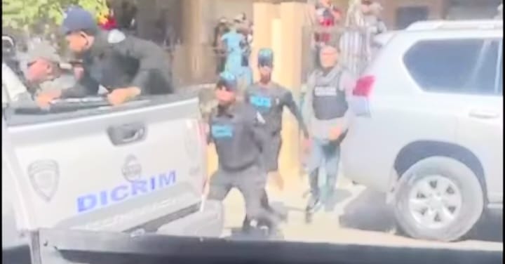 Bajo atmósfera tensa sale Randy Pujols de Tribunal; le vociferan "asesino"