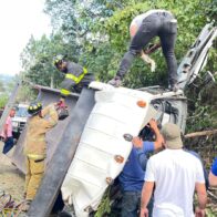 Conductor resulta herido tras aparatoso accidente de camión en Estancita de Jarabacoa