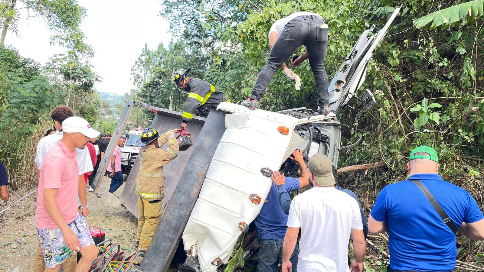 Conductor resulta herido tras aparatoso accidente de camión en Estancita de Jarabacoa