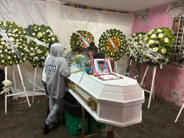 Durante velatorio, parientes de joven muerto en Villa Consuelo desmienten versión de Faride