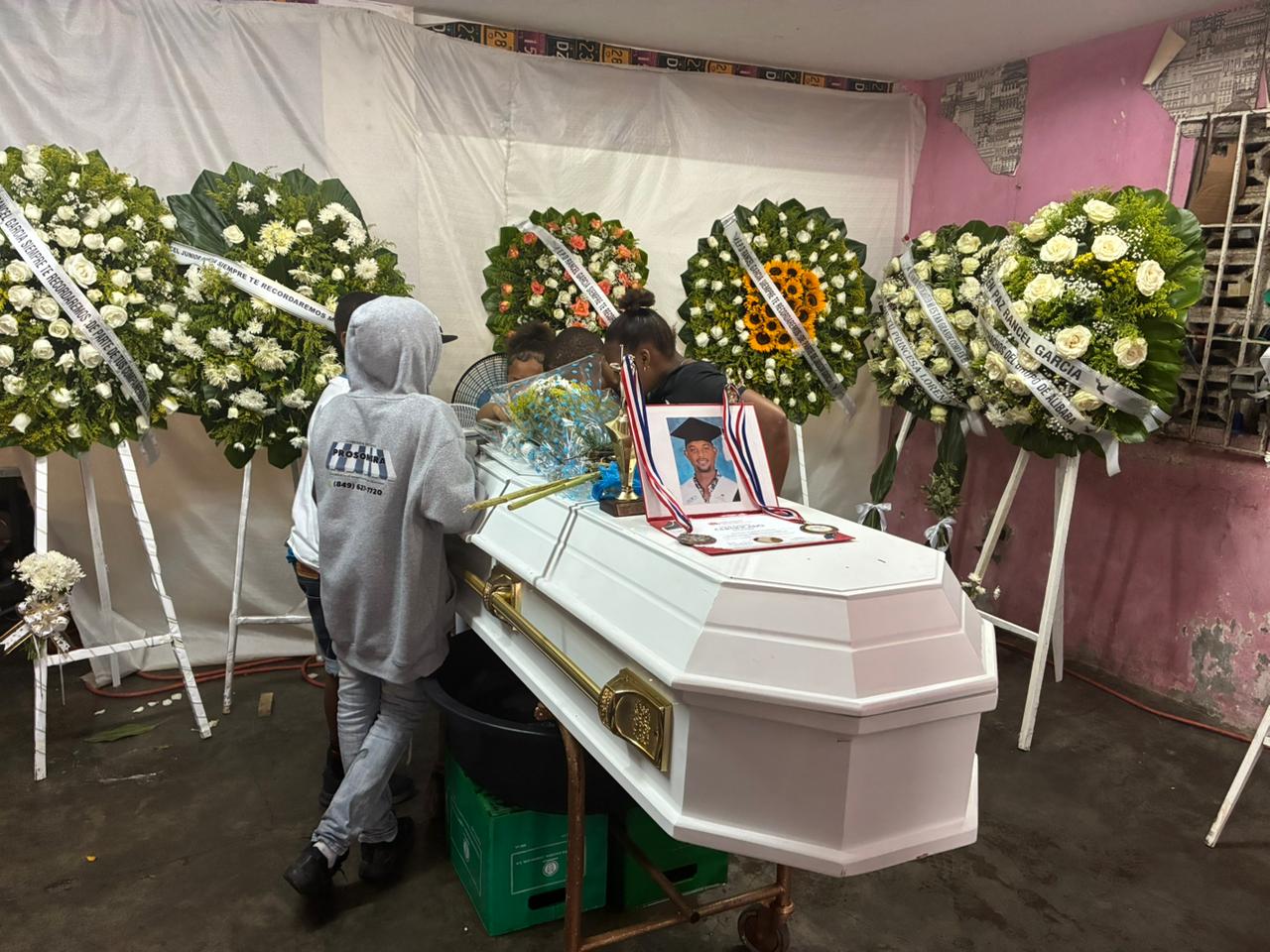 Durante velatorio, parientes de joven muerto en Villa Consuelo desmienten versión de Faride
