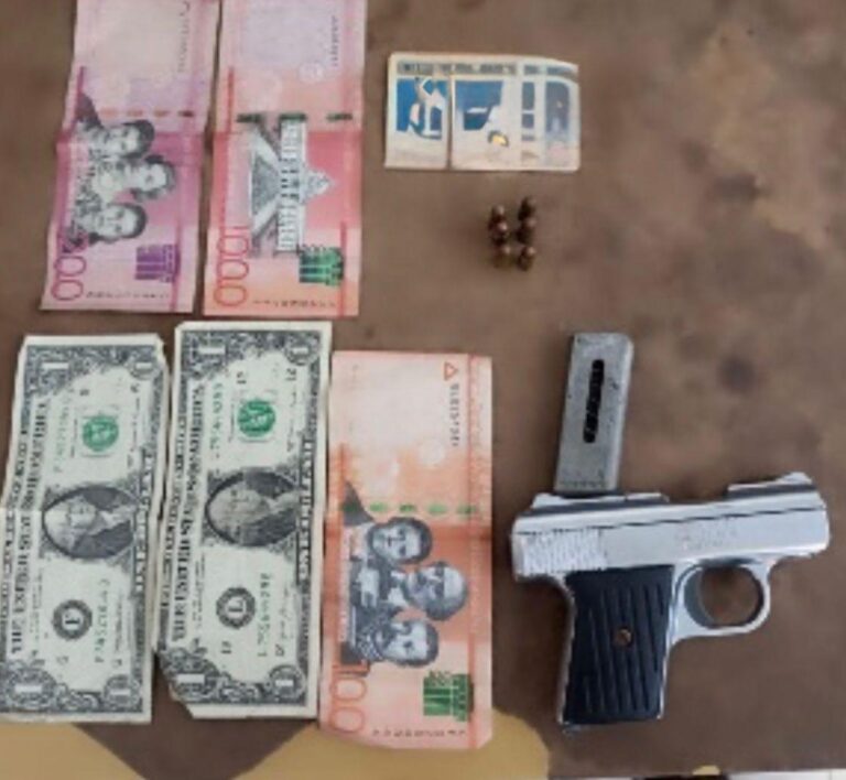 Policía arresta cuatro hombres y ocupa armas ilegales en operativos navideños en Santiago