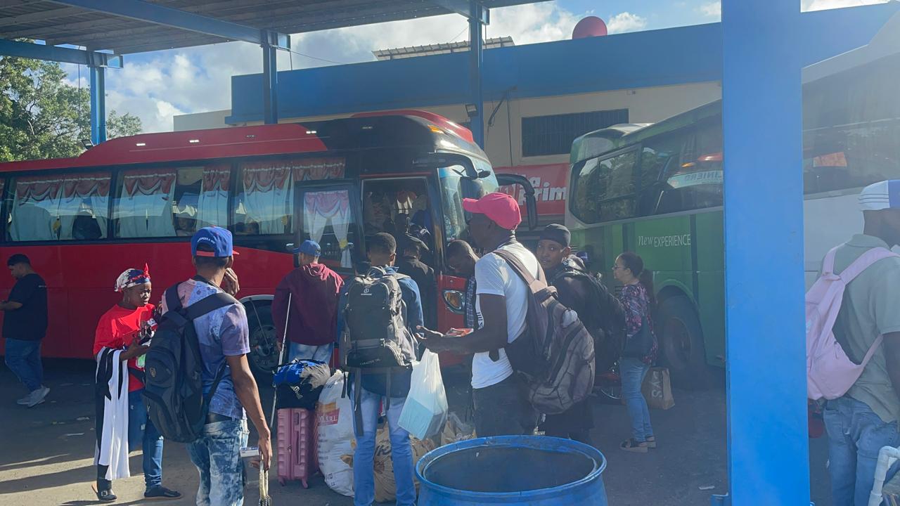 Aumenta el movimiento en estaciones de autobuses de Santiago por la víspera de Nochebuena