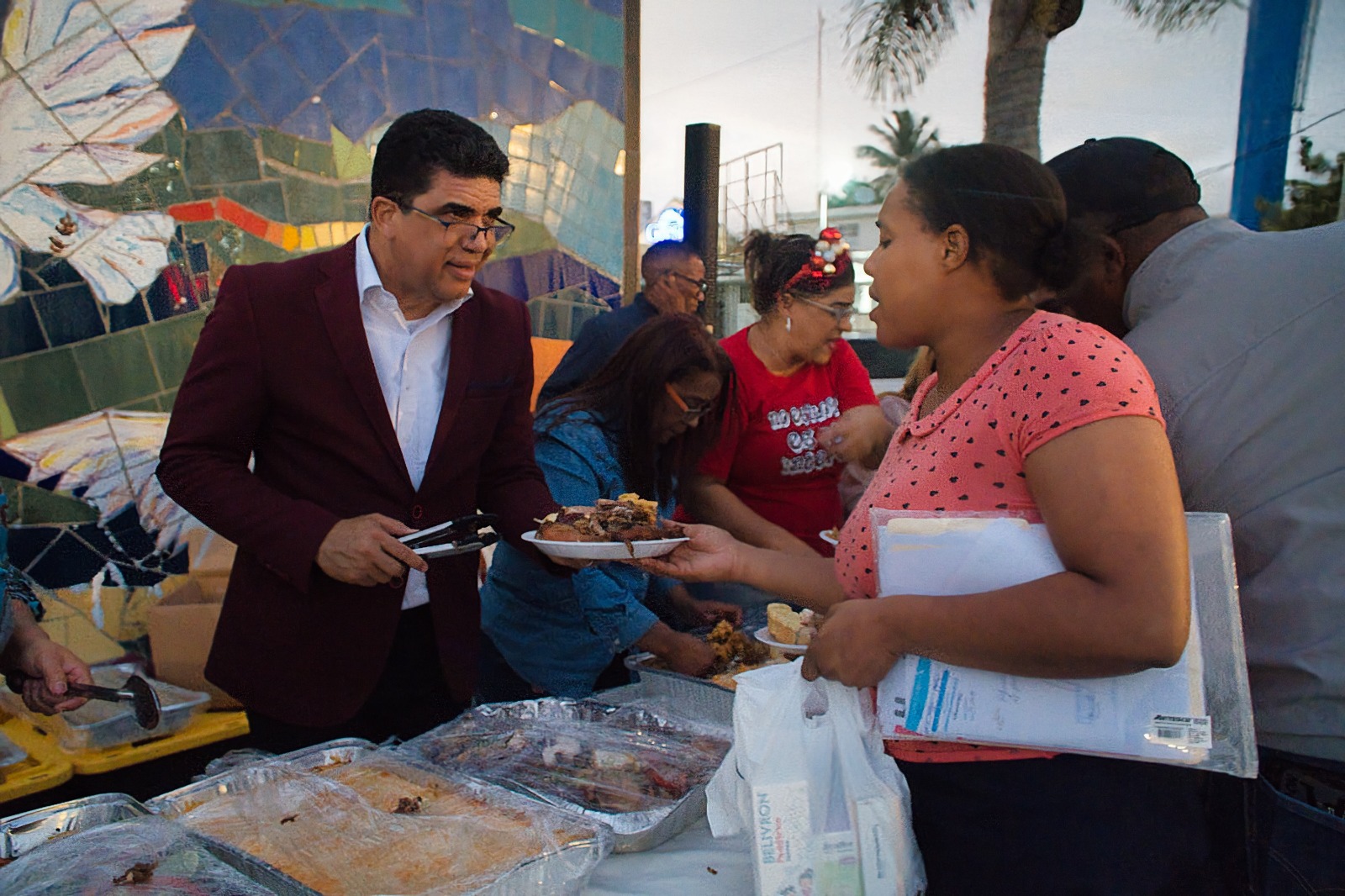 Alcalde de SDE comparte cena de Nochebuena con personas en condición de calle