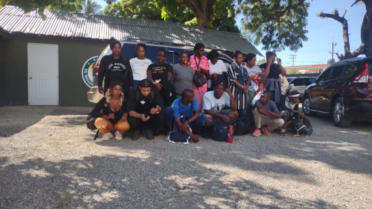 Tras persecución Ejército detiene jeepeta con 15 haitianos indocumentados en Navarrete
