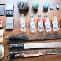 Ocupan drogas, alcohol adulterado y armas durante allanamientos en Barahona