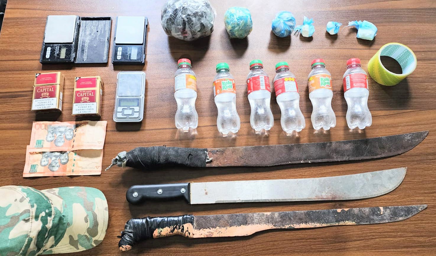 Ocupan drogas, alcohol adulterado y armas durante allanamientos en Barahona
