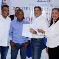Gobernadora de Azua respalda entrega de más de RD$6 millones a productores afectados por fenómeno atmosférico