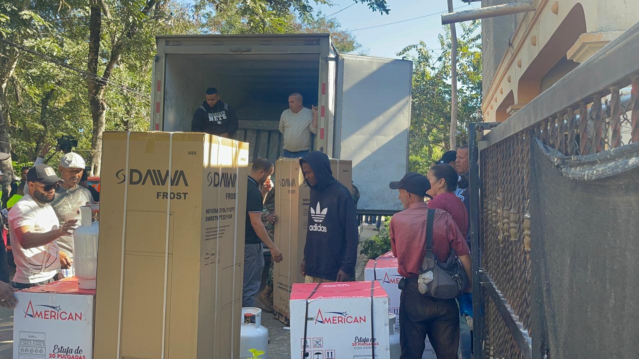Asistencia Social entrega alimentos y ajuares a familias de La Zanja afectadas por explosión de tubería matriz