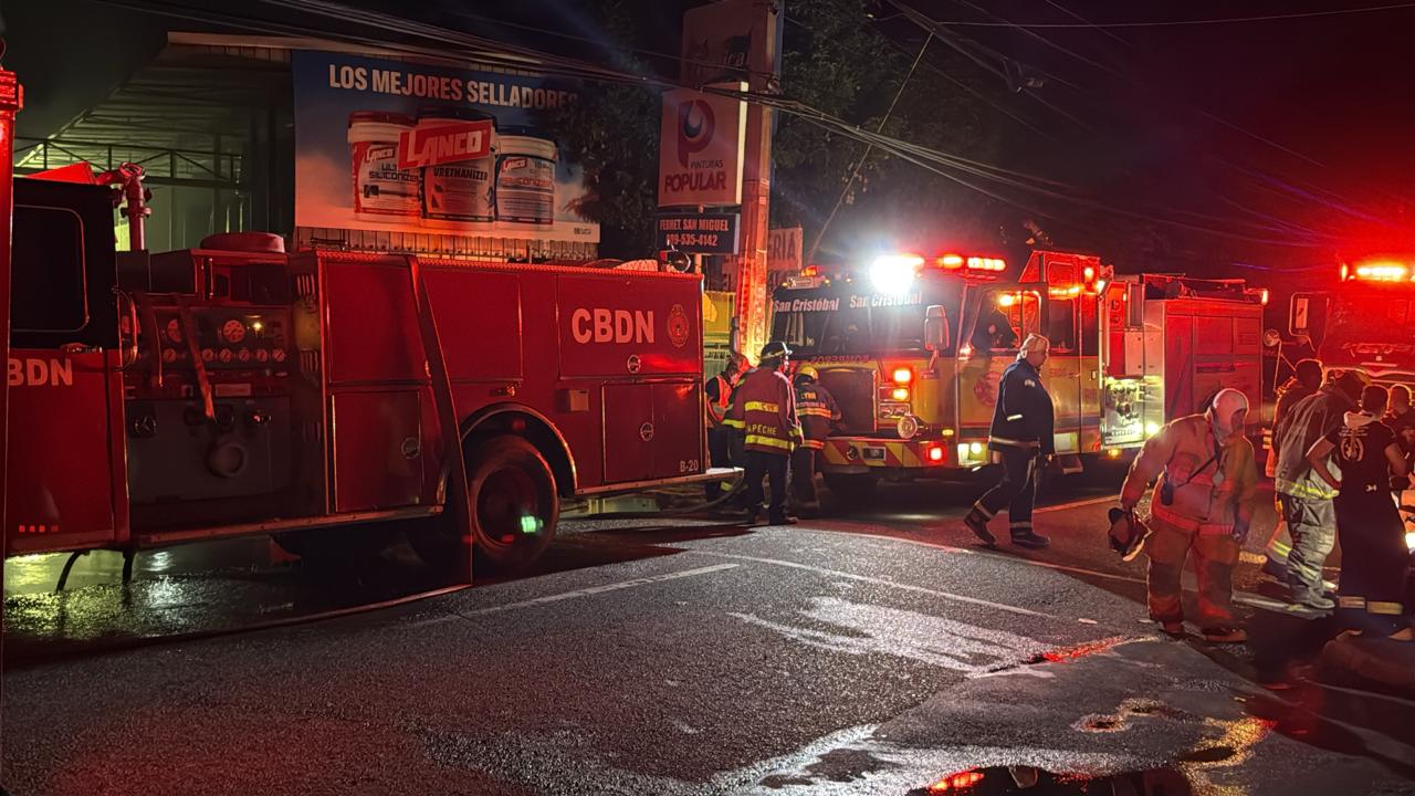 Cuatro horas después incendio en ferretería de la Independencia aún no ha sido sofocado"