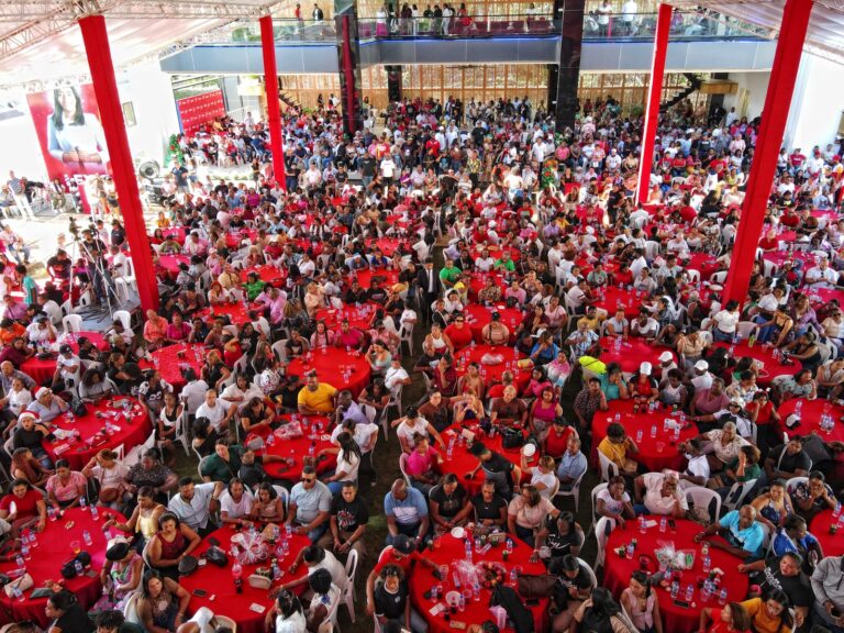 Multitudinaria fiesta navideña de Leyvi Bautista reúne a munícipes y líderes nacionales en Santo Domingo Oeste