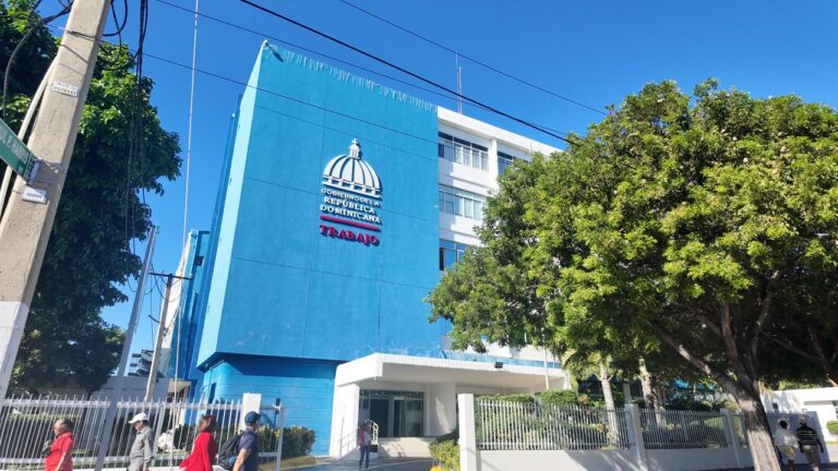 Se observa regreso paulatino a la rutina laboral en instituciones públicas este viernes 26