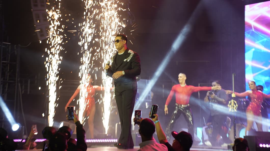 Raulín Rodríguez inicia por segunda noche su concierto “Mi Historia Musical” en la Gran Arena del Cibao