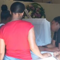 Familiares y comunitarios dan el último adiós a joven fallecida en La Ciénaga