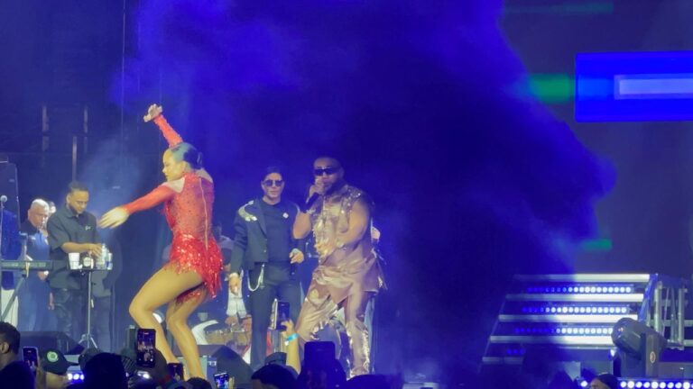 Elvis Martínez enciende la Gran Arena del Cibao junto a Raulín Rodríguez en la segunda noche de “Mi Historia Musical”