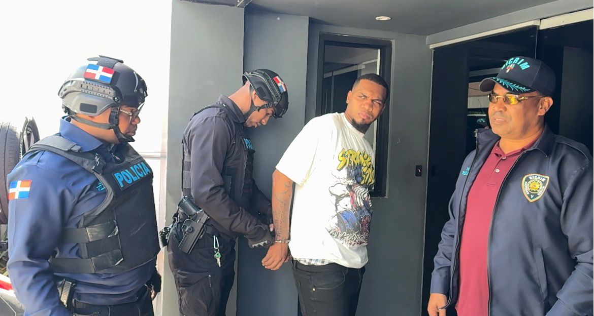 Joven se entrega a la PN vía De Último Minuto tras circulación de video con arma de fuego